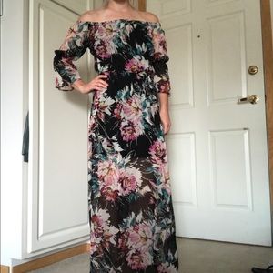 Beautiful flowy floral maxi dress